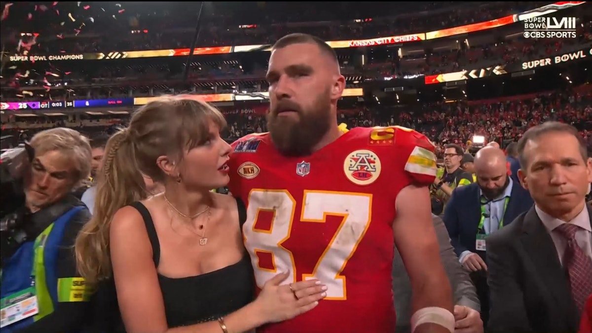 Taylor Swift parece preocupada durante a celebração do Super Bowl