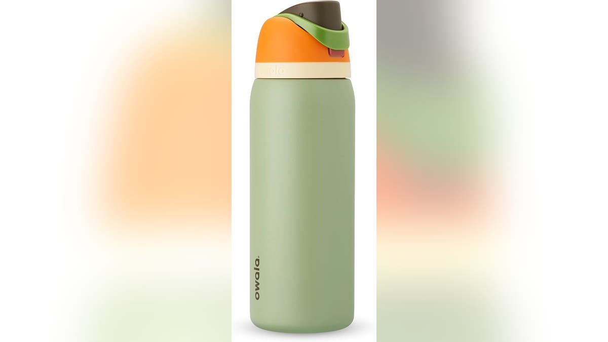 Stay hydrated wherever you are with this on-trend water bottle. 