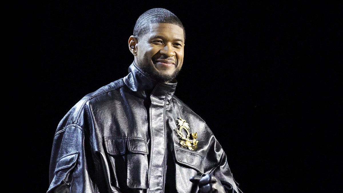 Usher sorrindo na coletiva de imprensa do Super Bowl Halftime Show