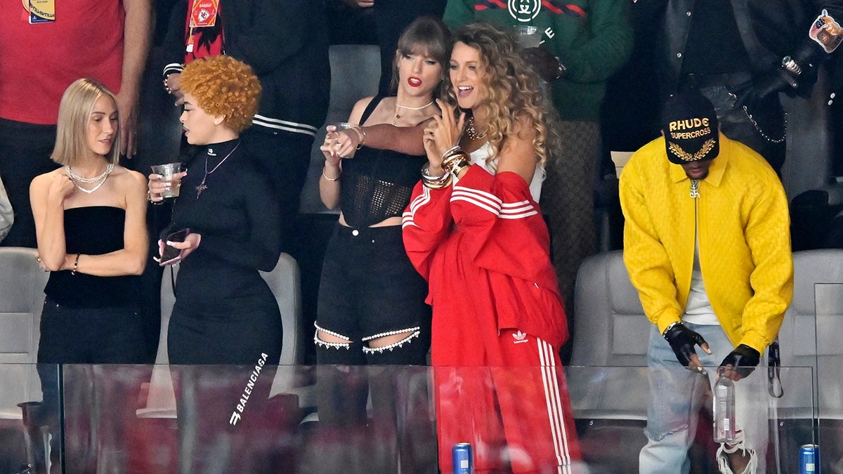 Ashley Avignone, da esquerda, Ice Spice, Taylor Swift e Blake Lively nas arquibancadas do Super Bowl LVIII