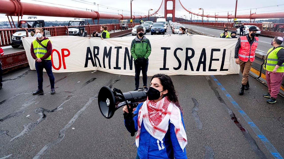 Pro-Palestine protesters on Golden Gate Bridge