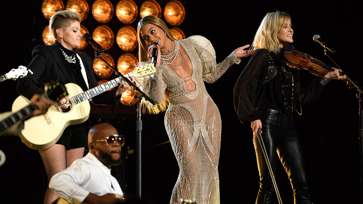 Beyoncé and the Dixie Chicks performing
