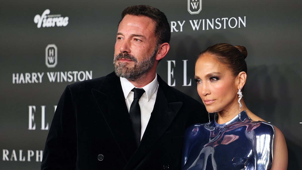 Ben Affleck y Jennifer Lopez posando juntos en la alfombra roja