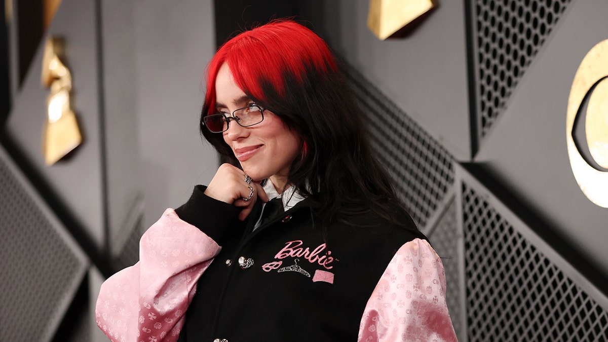 Billie Eilish caminha no tapete vermelho do Grammy