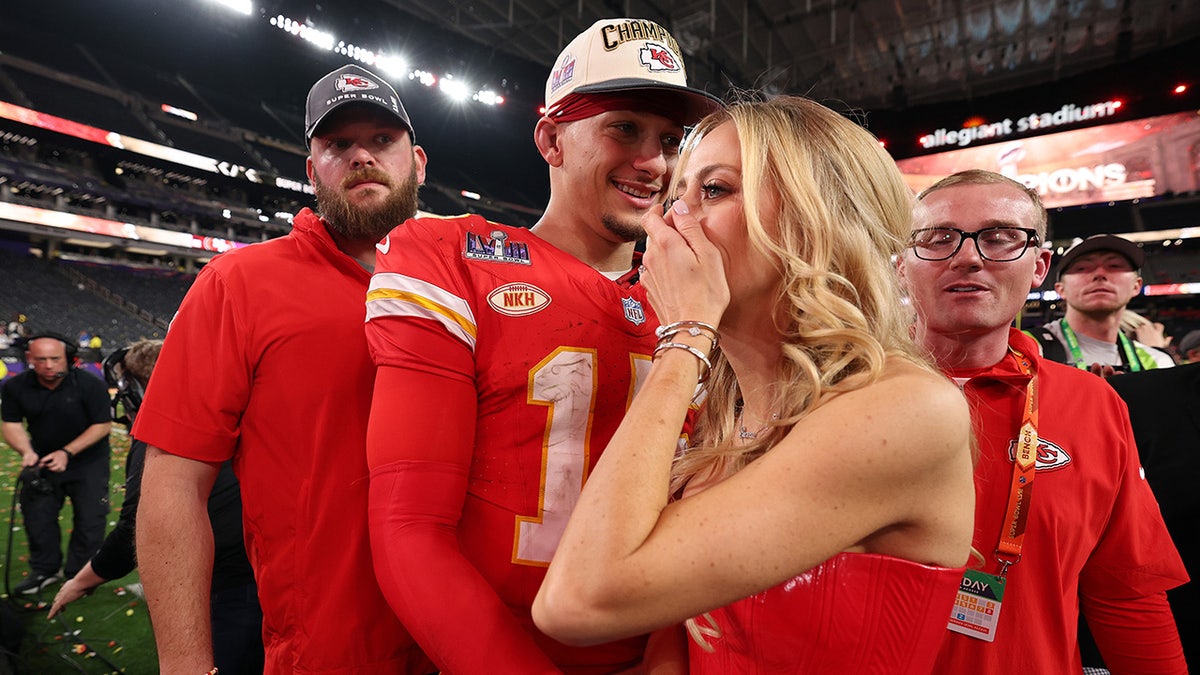 Brittany Mahomes Convinces Post Malone To Trade Cowboys Jacket For   Brittany Mahomes4 