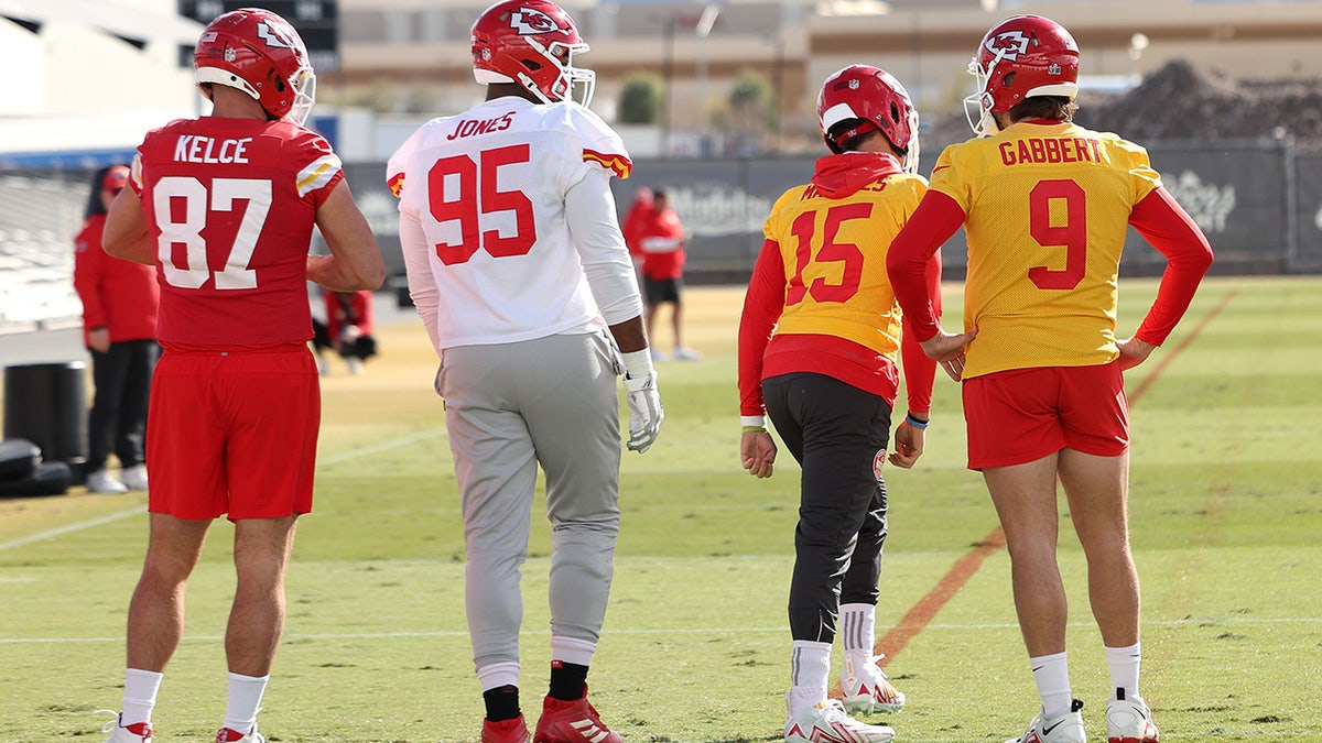 Los jugadores de los Chiefs practican