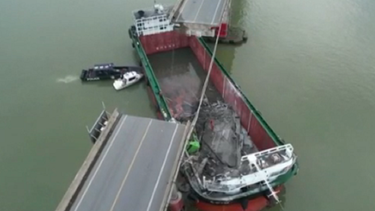 Barge hits China bridge