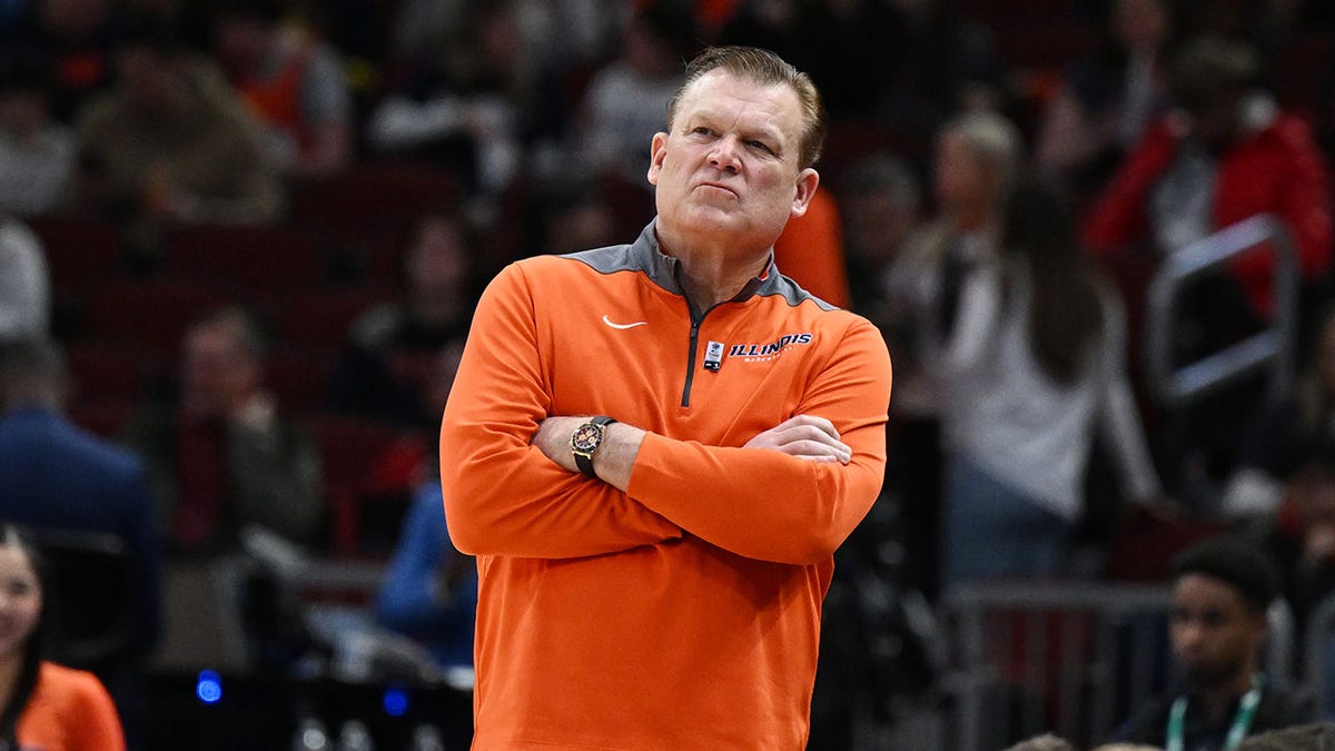 Brad Underwood coaches a game