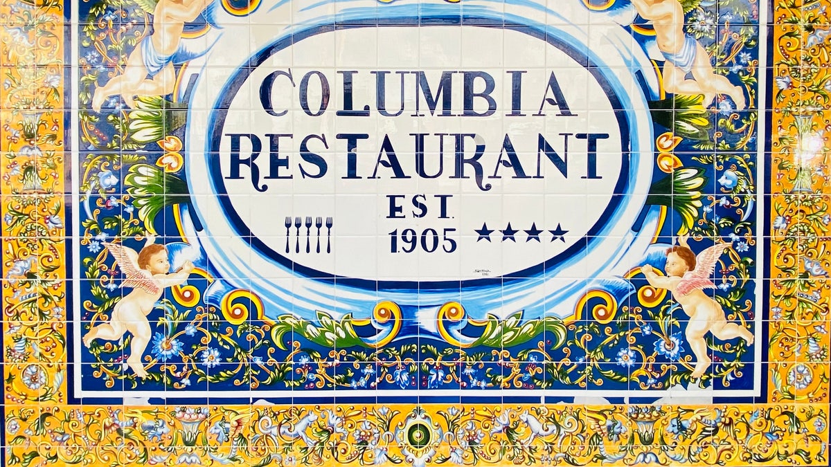 Cartel fuera del restaurante Columbia