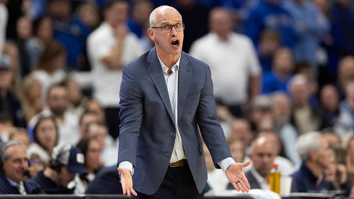 UConn's Dan Hurley Gets Into Heated Confrontation With Creighton Fans ...