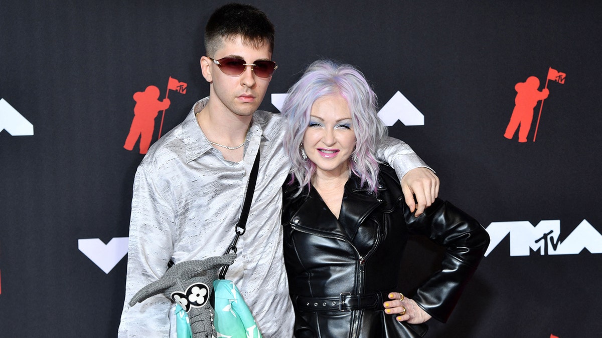 Declyn Lauper puts his arm around mom Cyndi Lauper