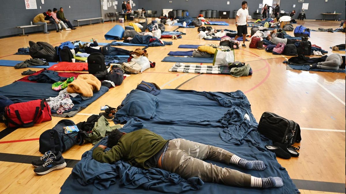 Un migrant allongé sur le matelas dans un abri de fortune à Denver, Colorado
