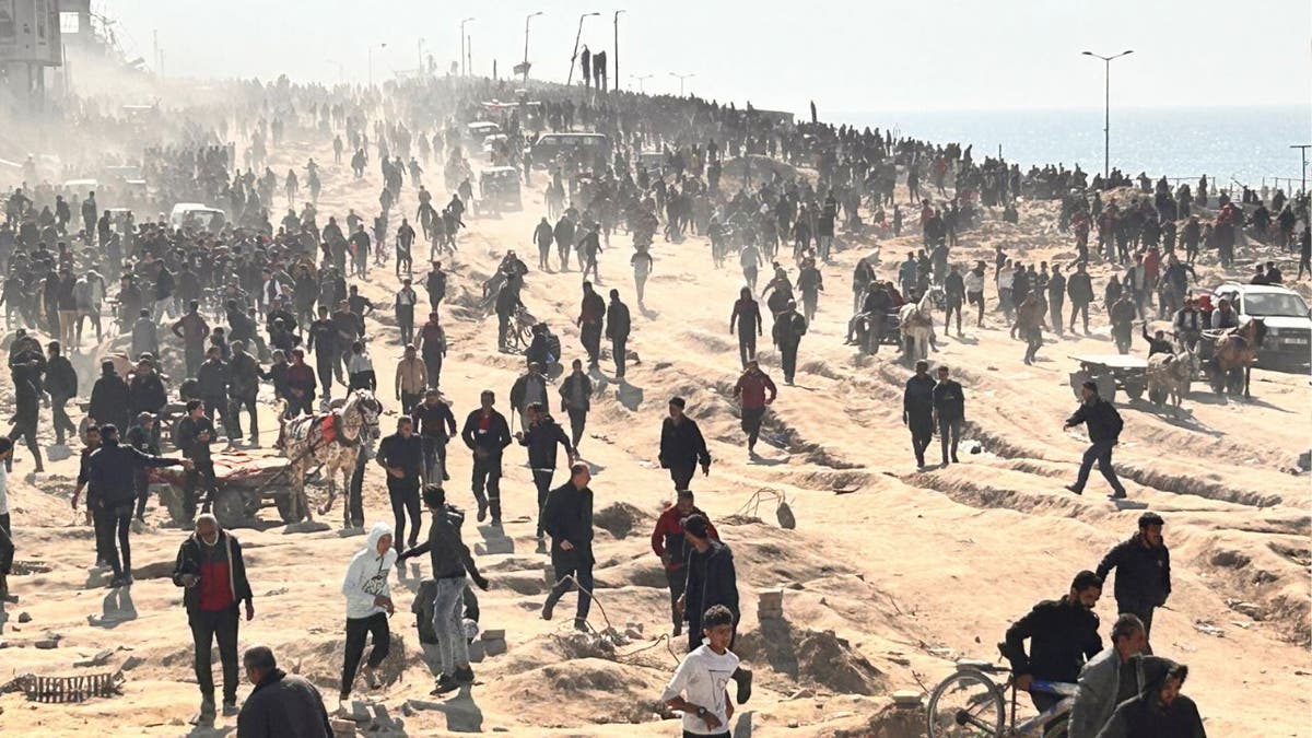 Ludzie uciekający przed ostrzałem w Gazie