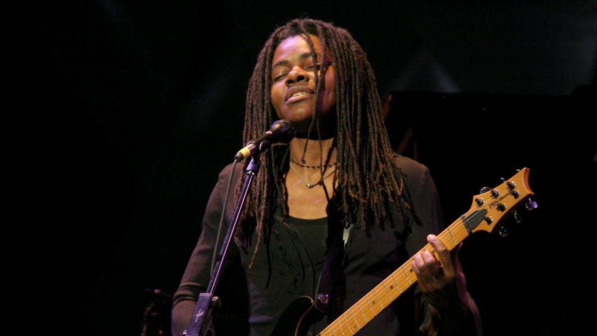 tracy chapman playing the guitar with her eyes closed