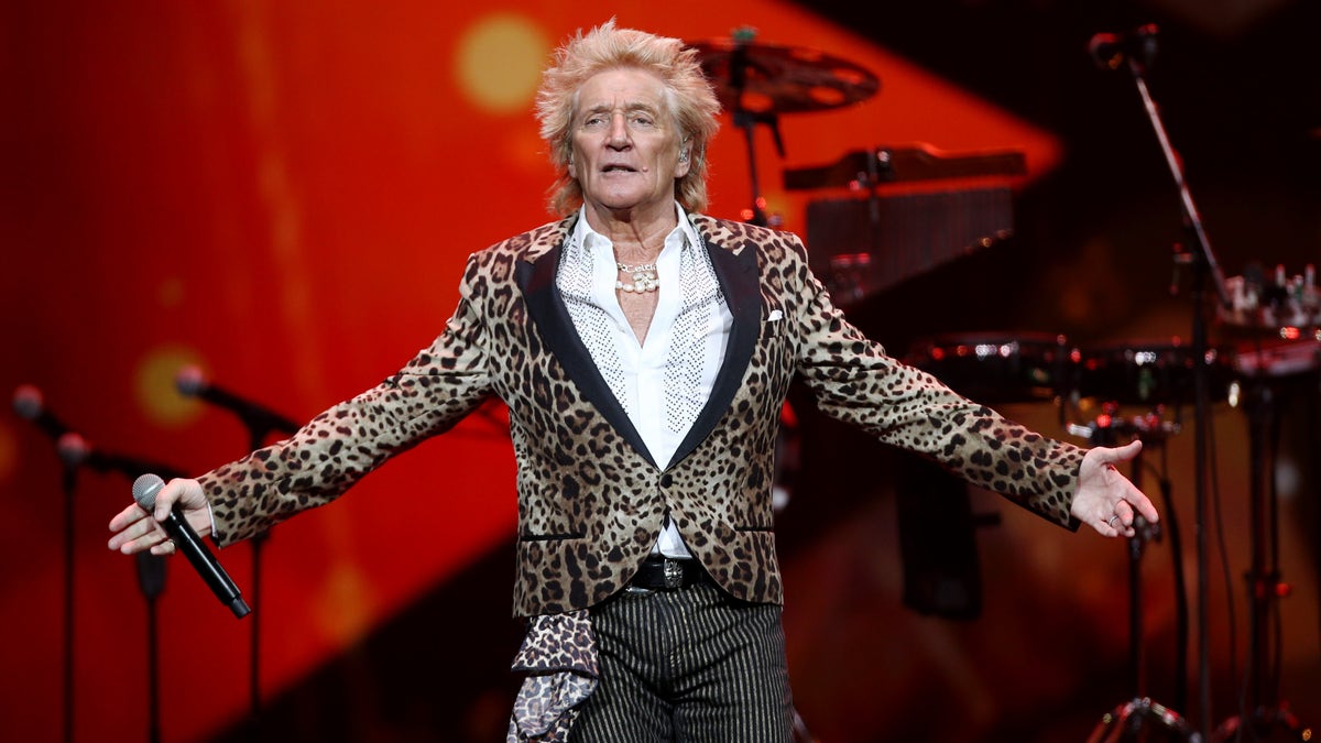 rod stewart with arms spread wide onstage