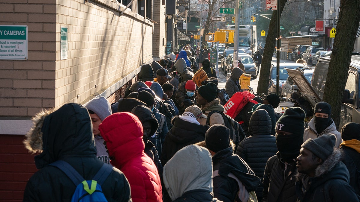 Los inmigrantes hacen cola en Nueva York