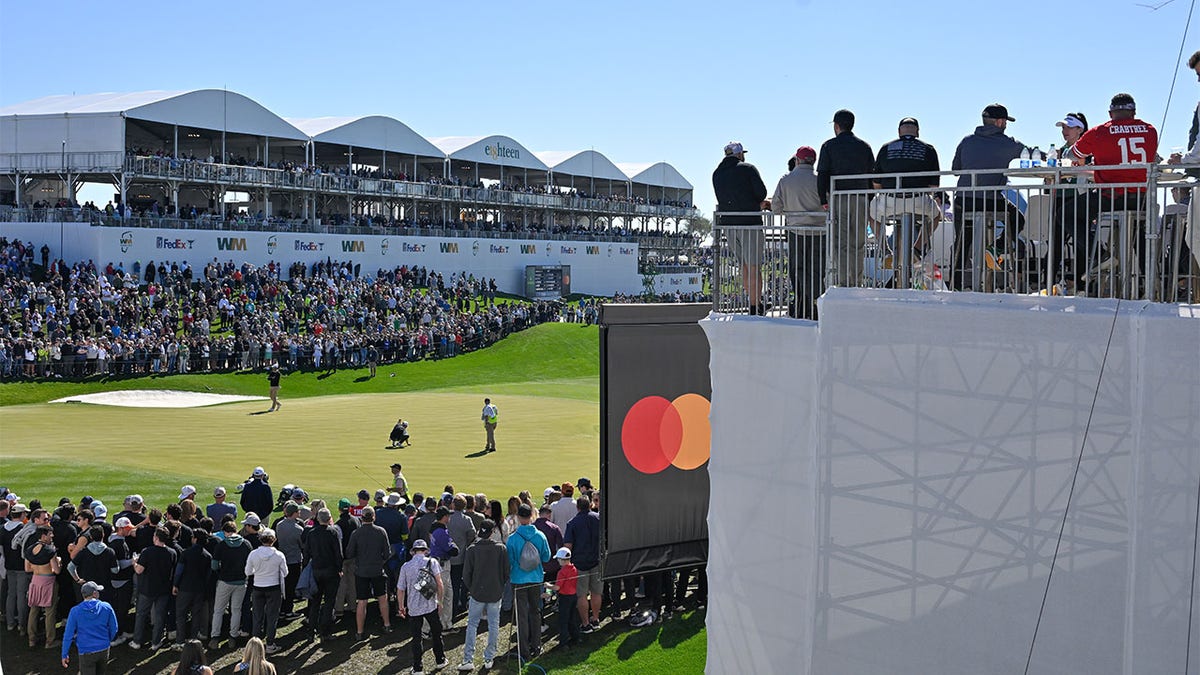 A picture of the 18th green at the Phoenox Open