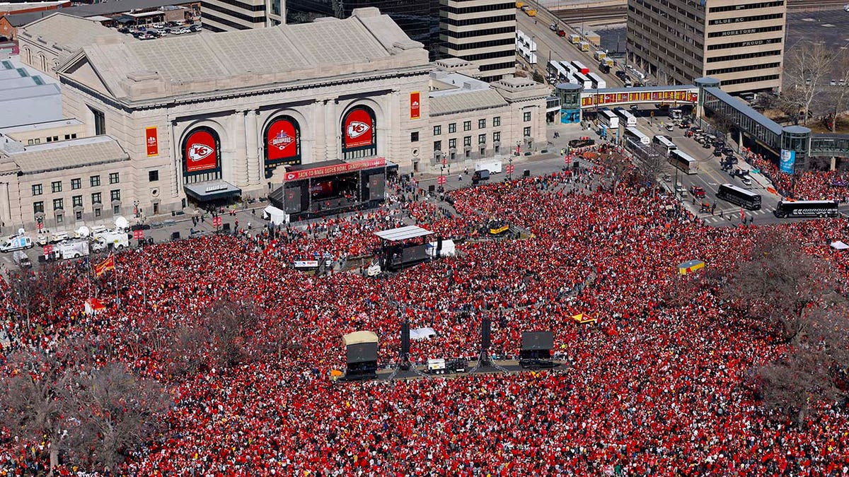 Chiefs Fans Tackle Person Appearing To Flee From Parade Shooting   GettyImages 2011002702 