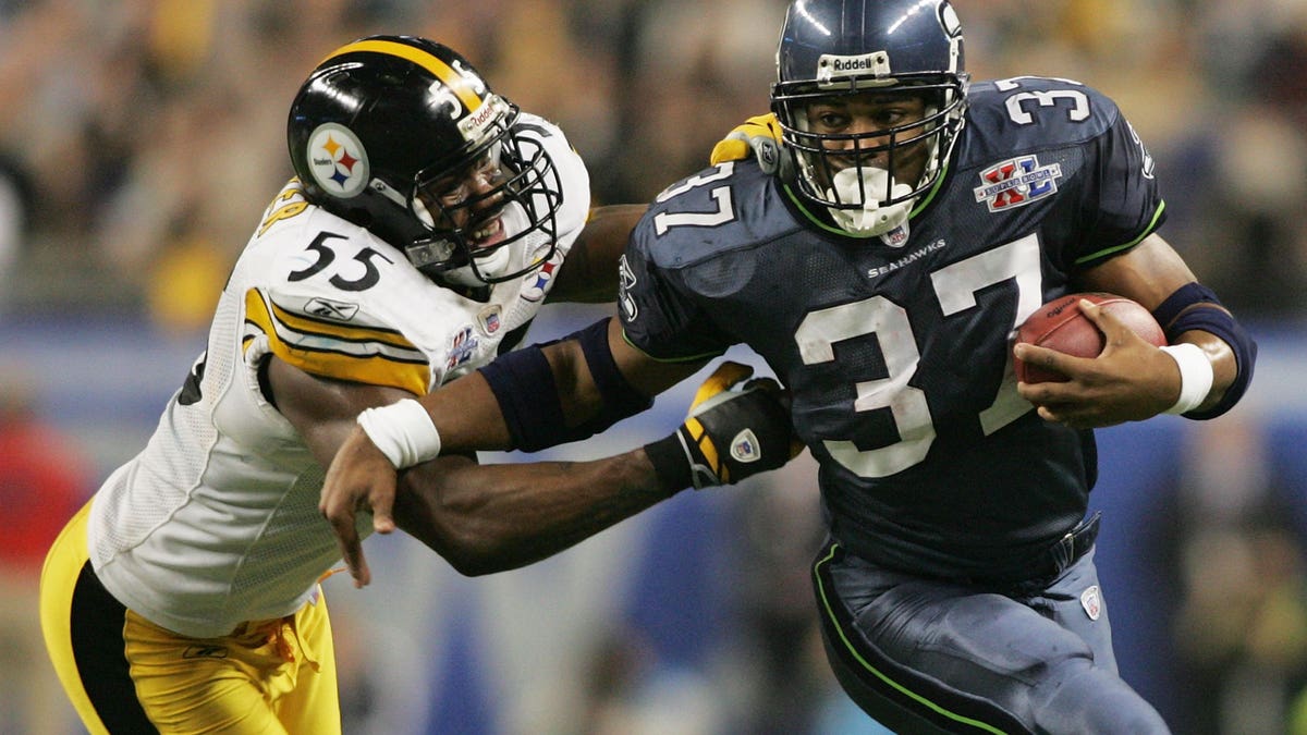 Shaun Alexander runs bowl against Steelers in Super Bowl
