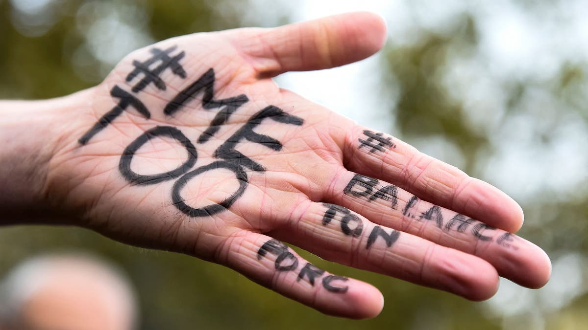 #MeToo escrito en la mano de alguien