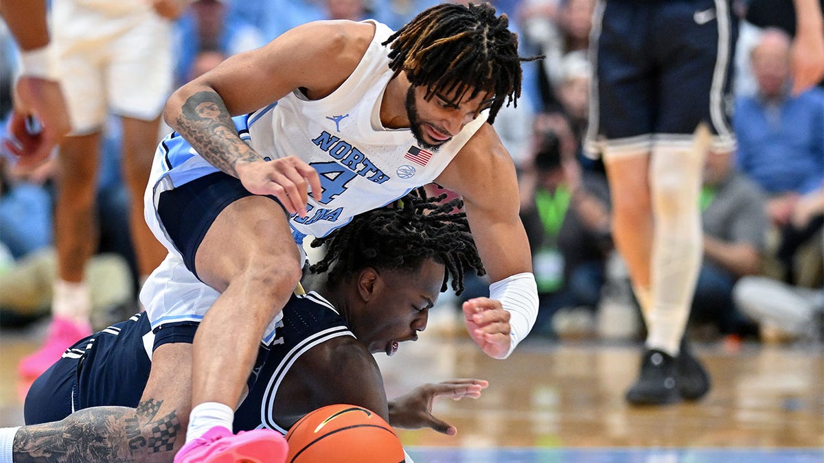 RJ Davis battles for the ball