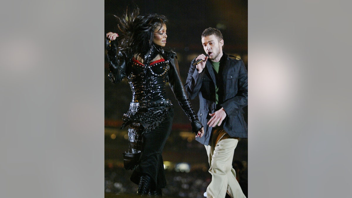 Janet Jackson and Justin Timberlake dancing on stage