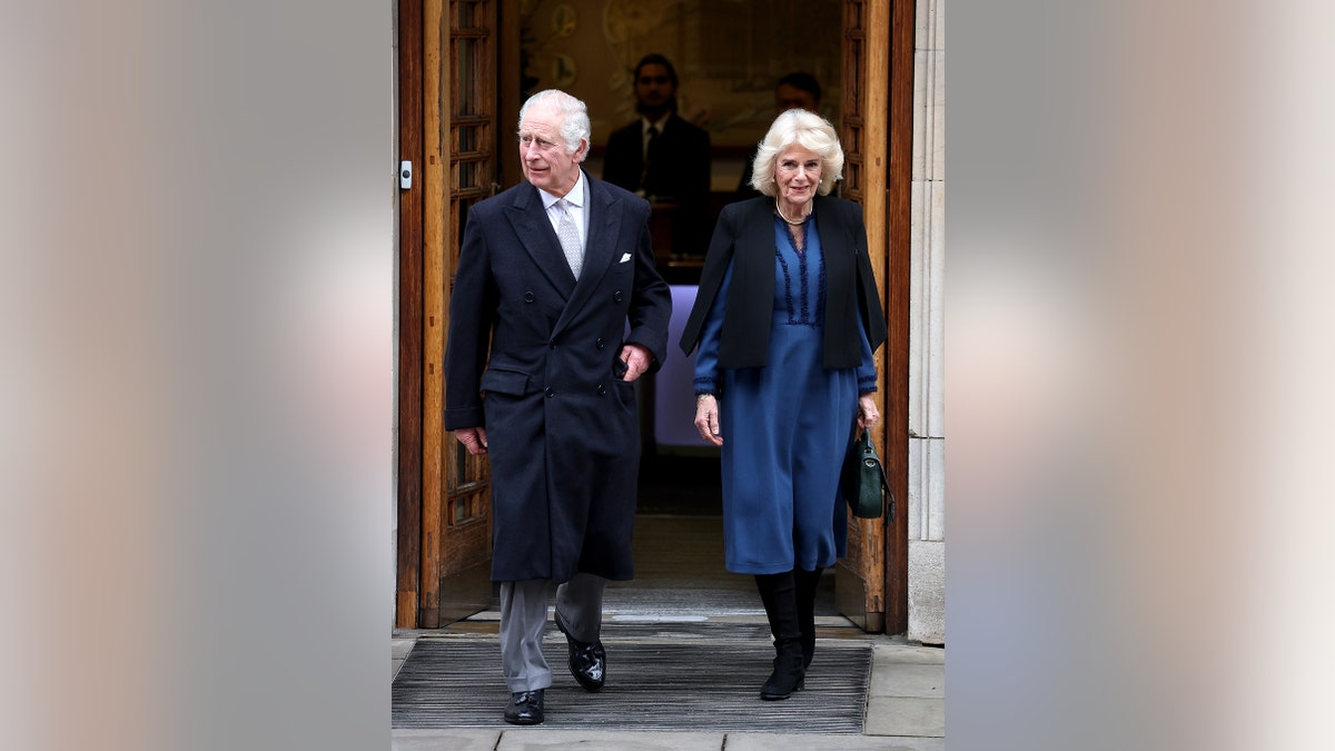 Rei Charles e Rainha Camilla saindo da London Clinic
