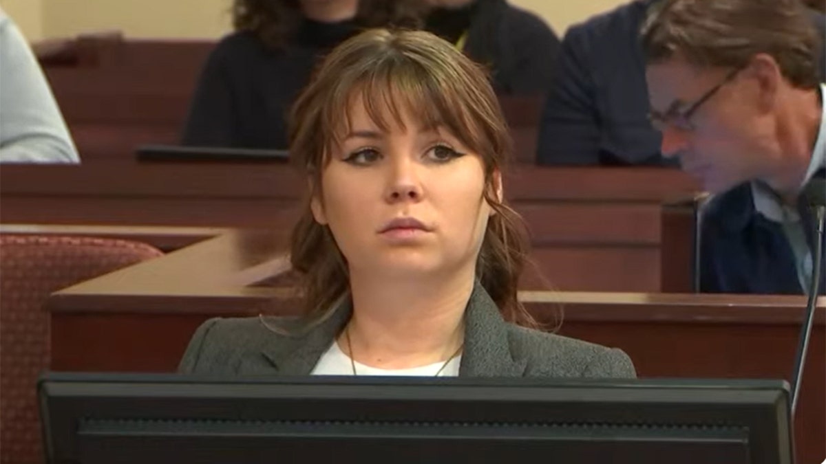 Hannah Gutierrez Reed sentada en la corte