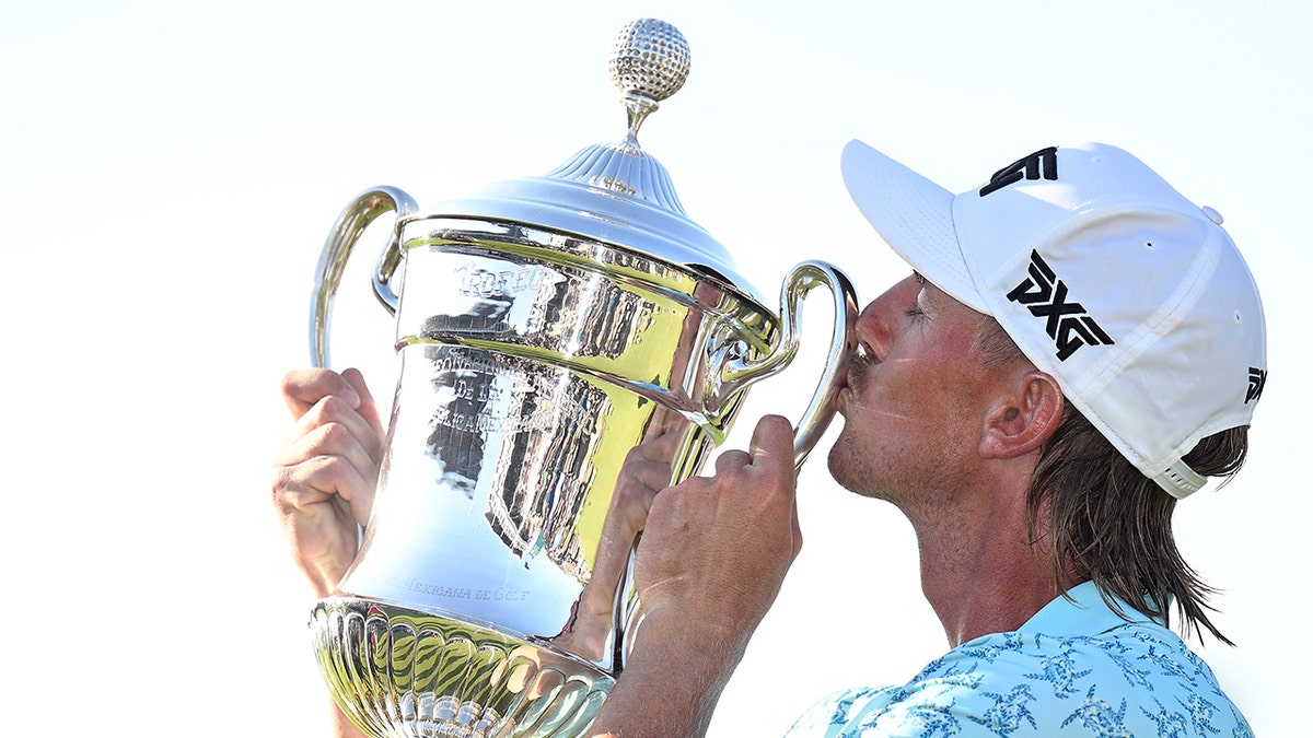 Jake Knapp kisses trophy