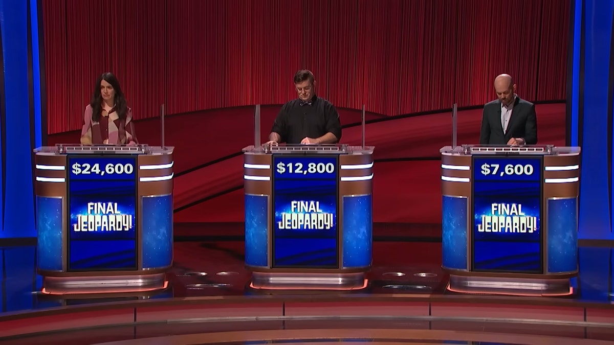 Concursantes de "Jeopardy!" durante la final de "Jeopardy!