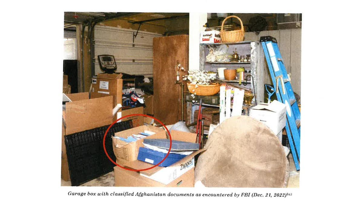 Esta imagem da investigação do Conselho Especial Robert Hur divulgada pelo Departamento de Justiça na quinta-feira, 8 de fevereiro de 2024, mostra caixas dentro da garagem de Joe Biden contendo documentos confidenciais do Afeganistão em 21 de dezembro de 2022.
