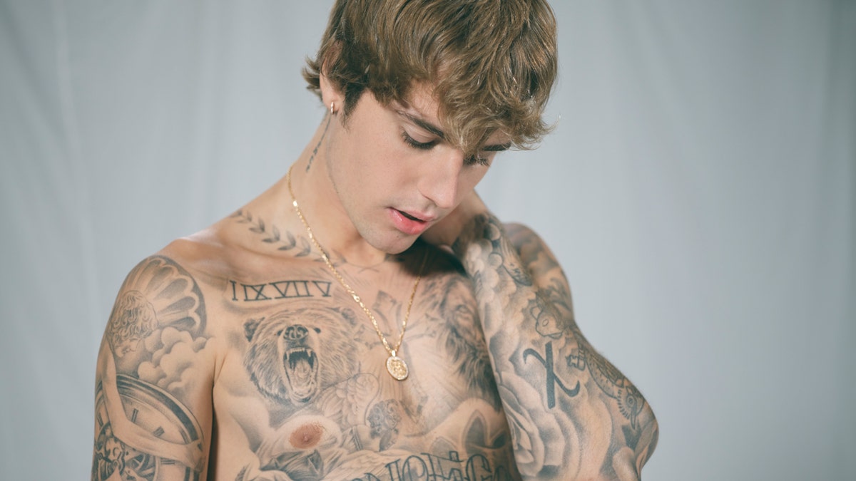 Justin Beiber berpose dengan tato terbuka