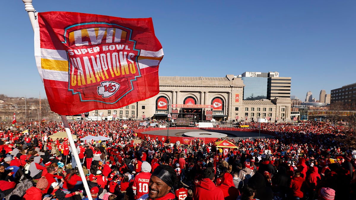 Chiefs fans tackle person appearing to flee from parade shooting