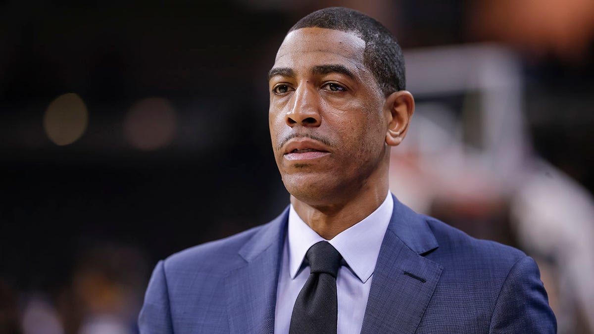 Kevin Ollie coaches a game