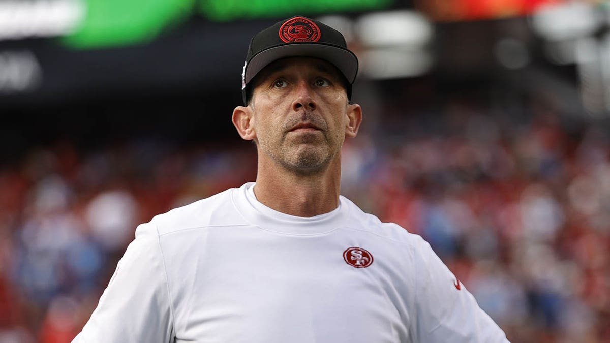 Kyle Shanahan olha para o campo