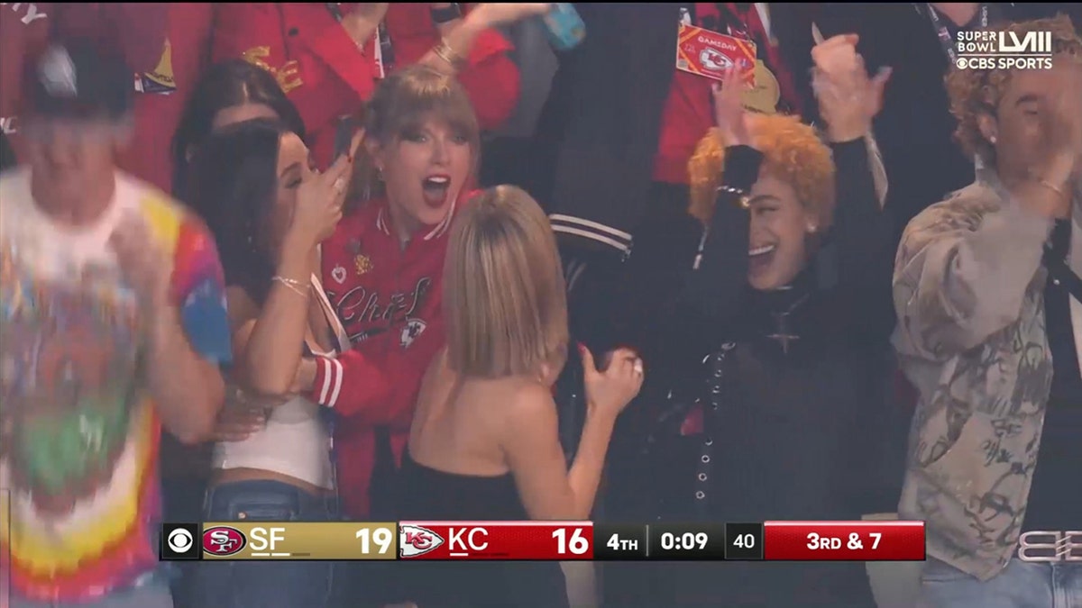 Taylor Swift torcendo durante o Super Bowl LVIII