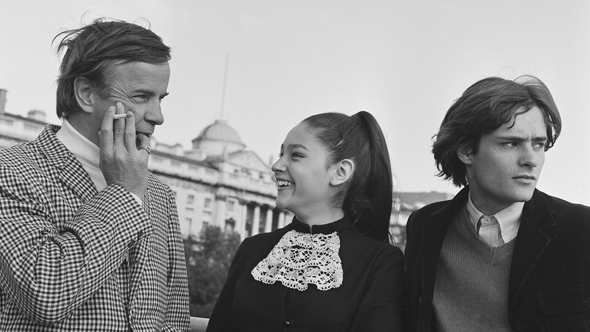 Black and white photo of Franco Zeffirelli with Olivia Hussey and Leonard Whiting