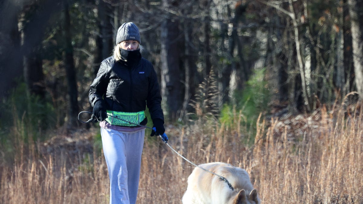 Kate Gosselin passeando com seu cachorro na Carolina do Norte