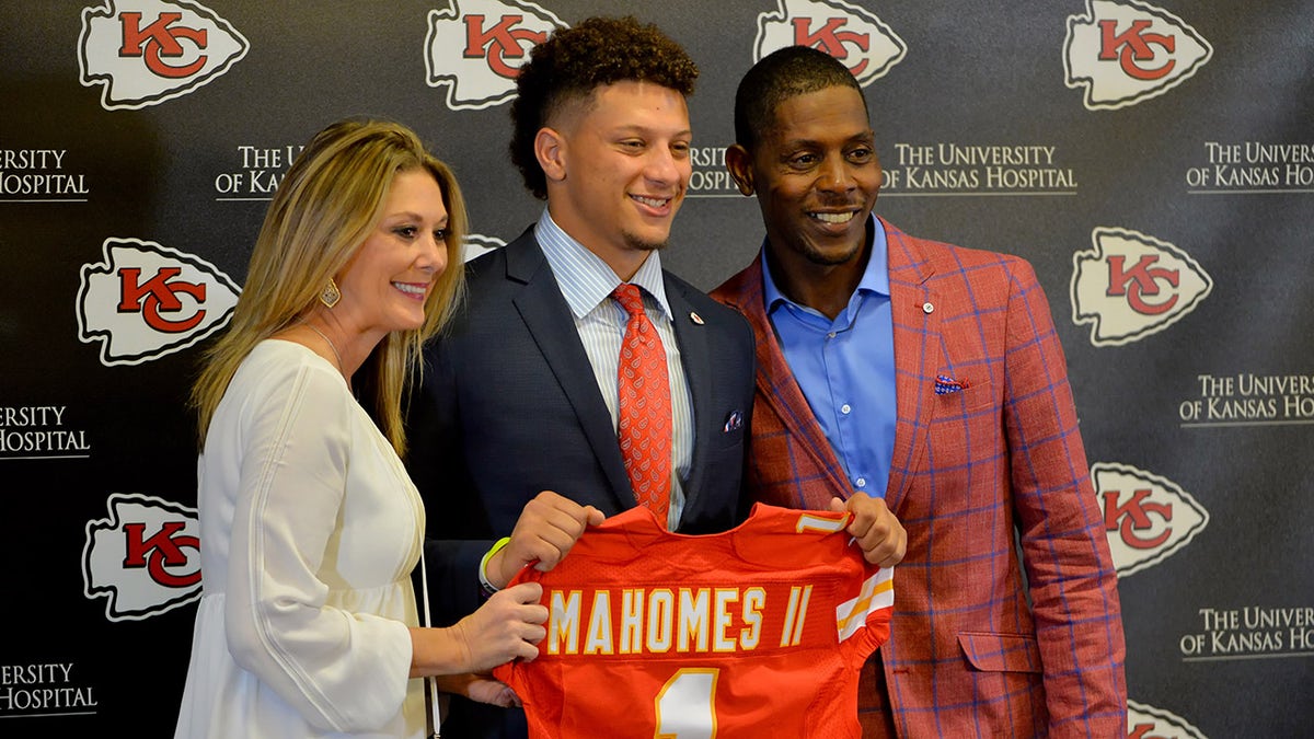 Patrick Mahomes II poses for a photo with his parents