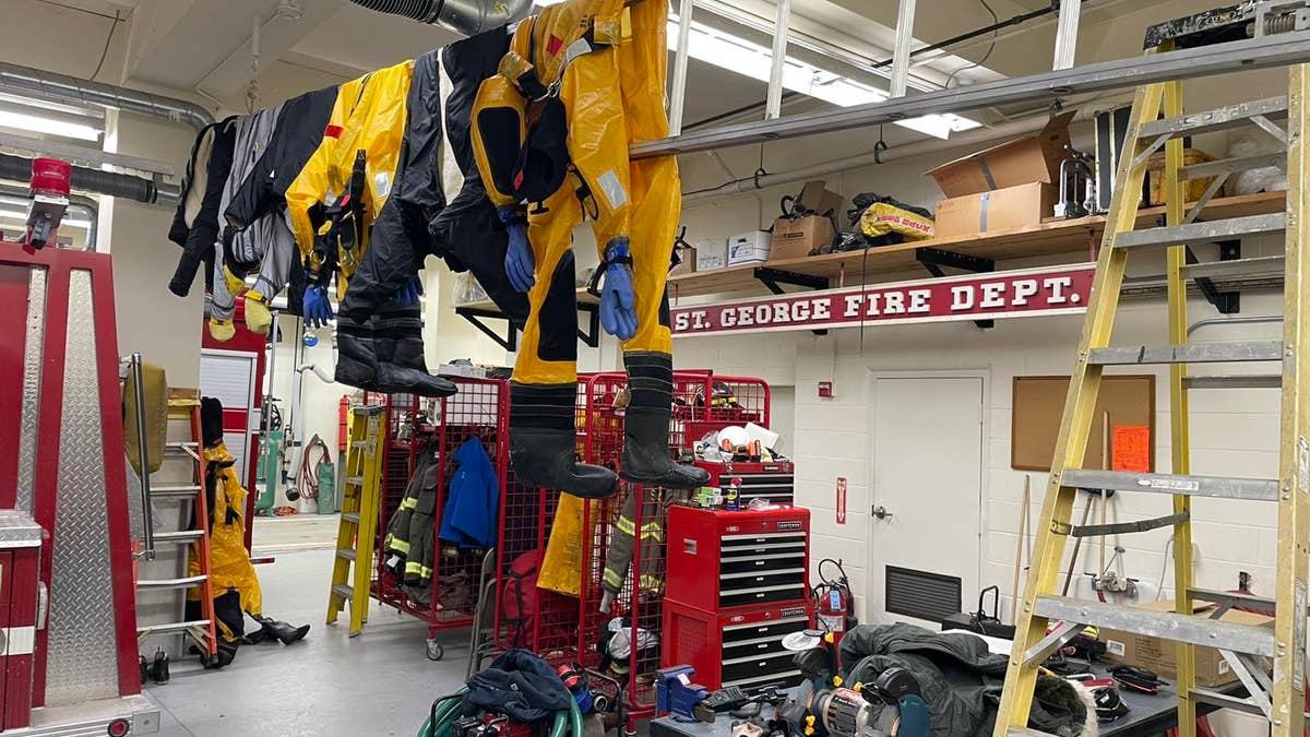 Cold water rescue suits drying out