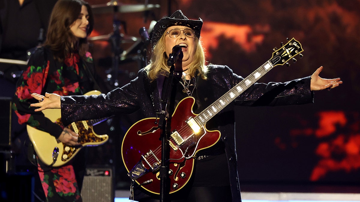 Melissa Etheridge singing into microphone on stage