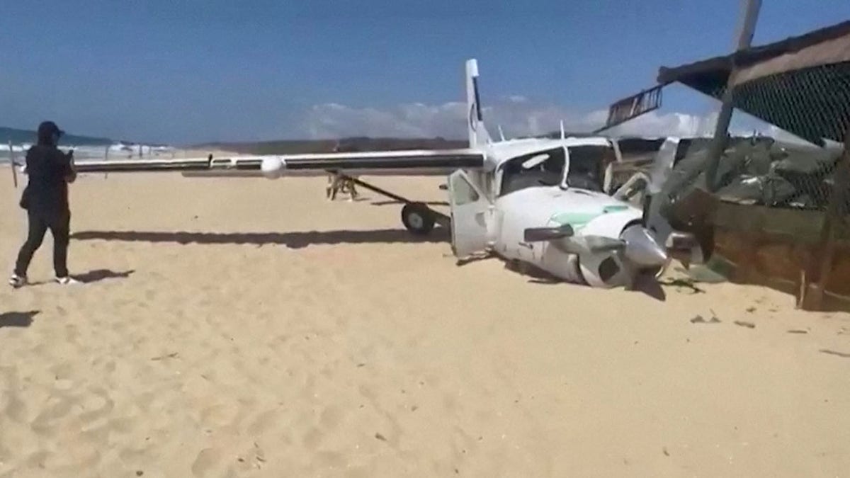 Person dies on Mexico beach after plane makes emergency landing