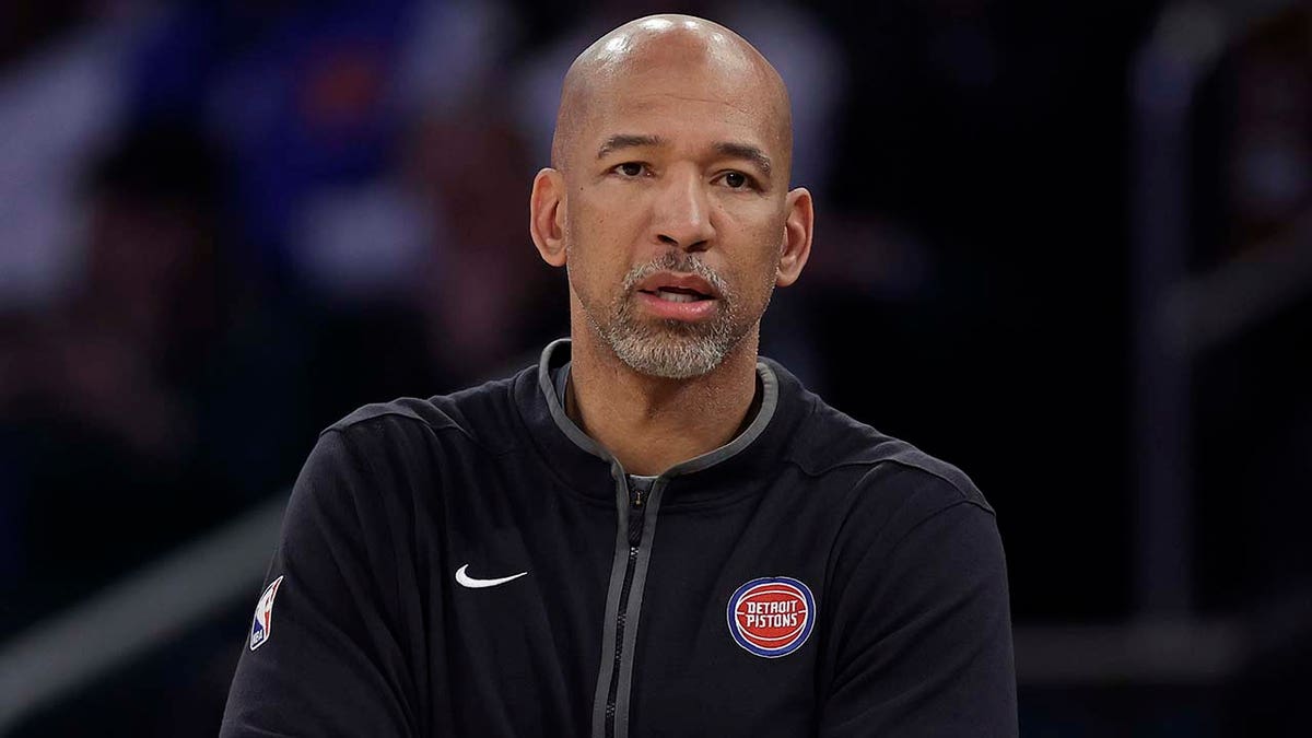 Monty Williams on the sidelines