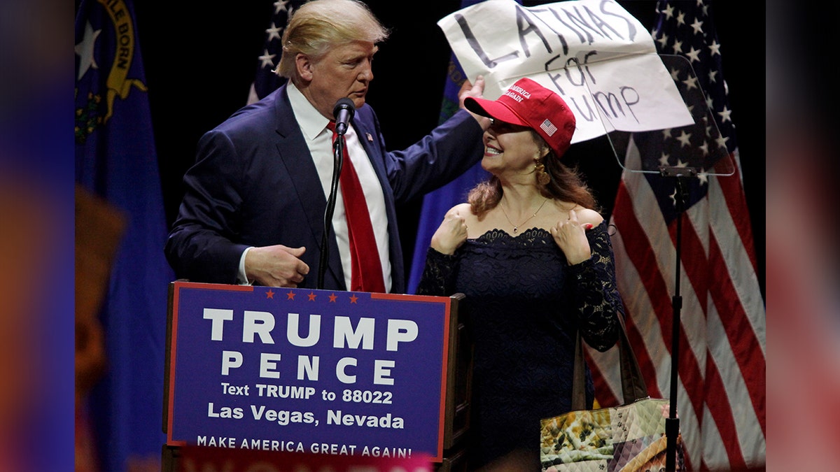 photo de Trump avec un partisan latino