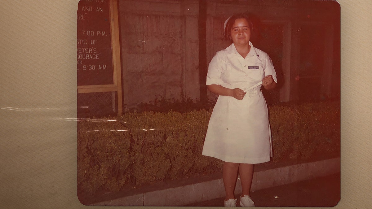 Uma jovem Yolanda Saldivar em uniforme de enfermeira