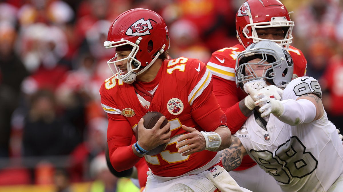 Patrick Mahomes escapa de Maxx Crosby