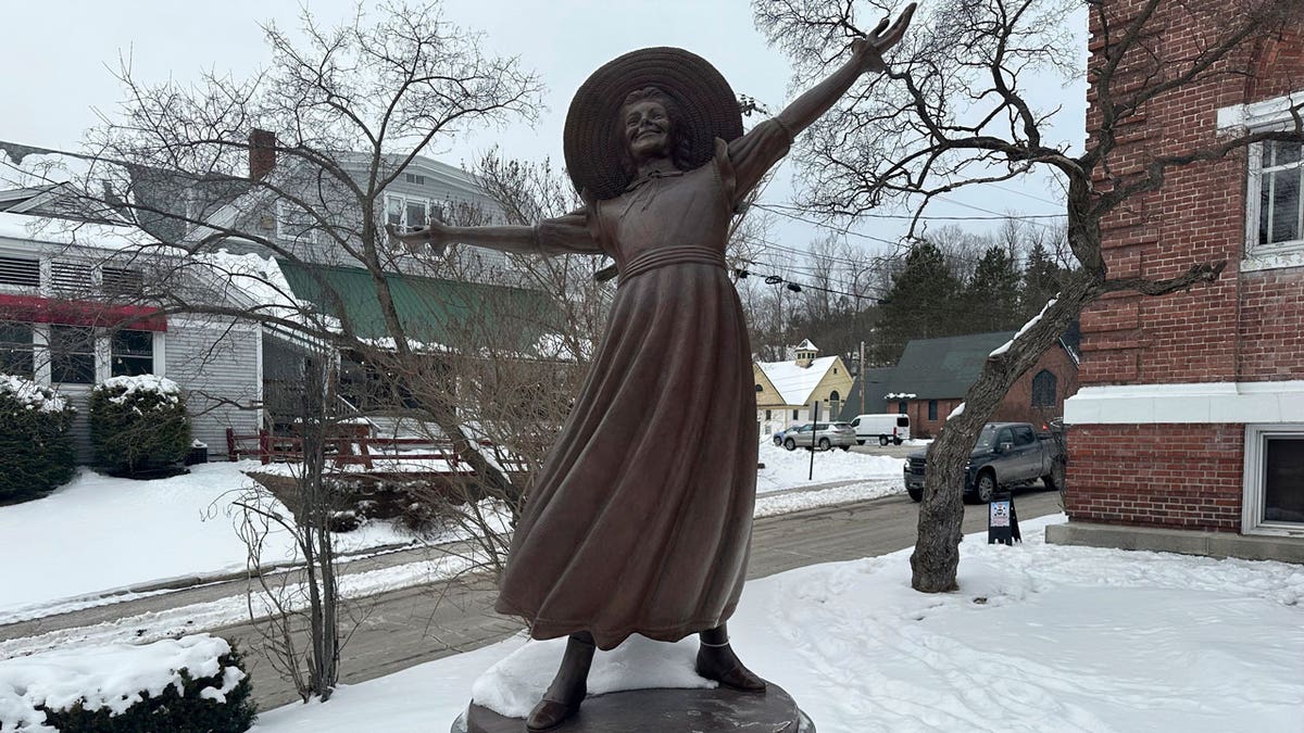 Statue of Pollyanna in Littleton, New Hampshire