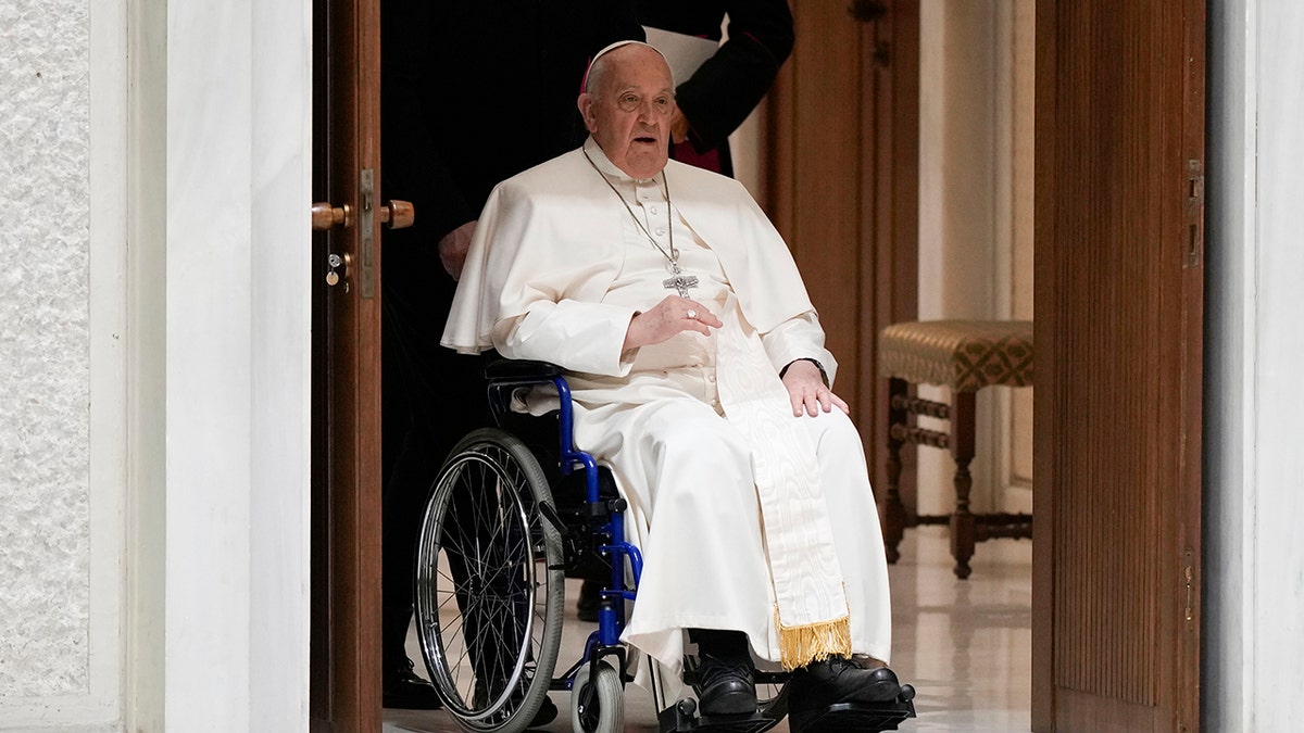 El Papa Francisco en silla de ruedas