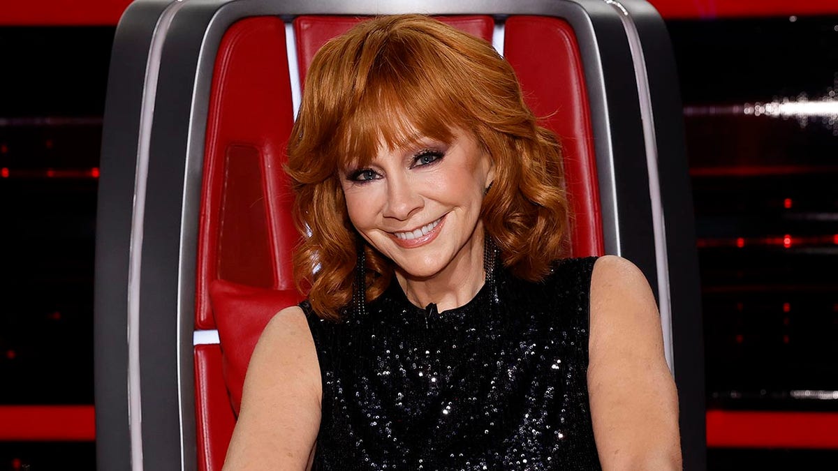 Reba McEntire praised for country twist on national anthem at Super