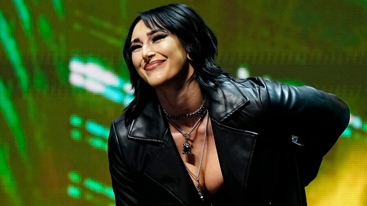 WWE Star Rhea Ripley Drop Kicks Ng i H m M Ph Ph n C c V t N WWE Star Rhea Ripley Drop Kicks Ng i H m M Ph Ph n C c V t N